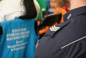 Na zdjęciu pagony na koszuli policjanta