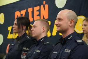 Na zdjęciu umundurowani policjanci i policjantka