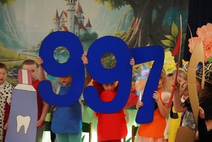 Na zdjęciu trzymające cyfry 997