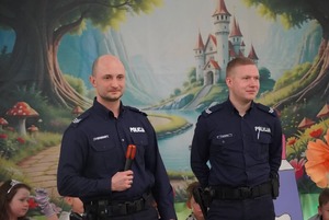 Na zdjęciu dwóch umundurowanych policjantów