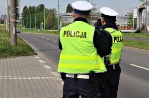 Na zdjęciu umundurowani policjanci z urządzeniem do mierzenia prędkości