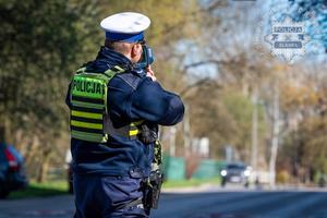 Na zdjęciu policjant kontrolujący prędkość