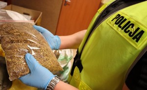 policjant trzymający worek z tytoniem