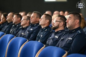Zdjęcie przedstawia umundurowanych policjantów podczas narady służbowej.