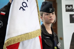 Na zdjęciu uczennica szkoły mundurowej