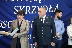 Na zdjęciu komendant oraz dyrektorka szkoły