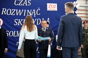 Na zdjęciu komendant wręczający świadectwa