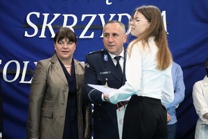 Na zdjęciu komendant wręczający świadectwa