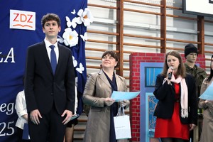 Na zdjęciu uczeń oraz dyrektor szkoły mundurowej