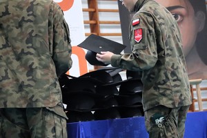 Na zdjęciu uczniowie układający birety