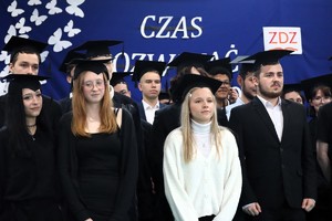 Na zdjęciu absolwenci szkoły