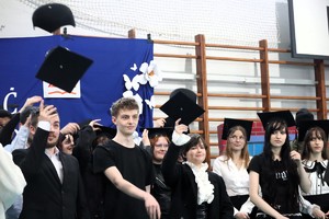 Na zdjęciu absolwenci szkoły