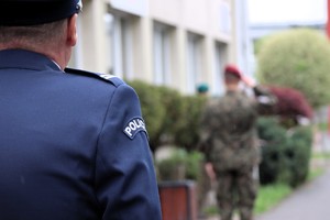 Na zdjęciu komendant podczas wciągania flagi na maszt