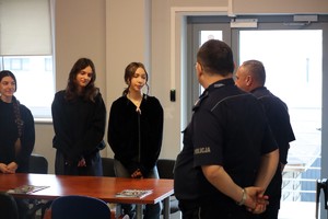 Na zdjęciu uczniowie oraz policjanci podczas spotkania na komendzie