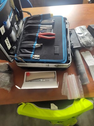Na zdjęciu walizka z wyposażeniem technika kryminalistyki