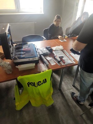 Na zdjęciu uczniowie podczas prezentacji sprzętu przez technika kryminalistyki