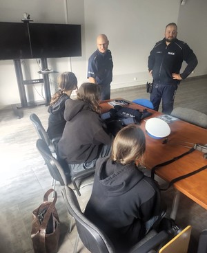 Na zdjęciu uczniowie oraz policjanci podczas spotkania na komendzie