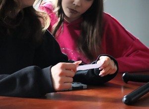 Na zdjęciu uczniowie podczas spotkania na komendzie