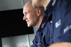 Na zdjęciu umundurowani policjanci