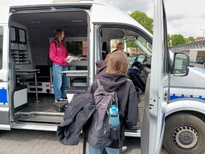 Na zdjęciu uczniowie oraz policjant podczas prezentacji radiowozu