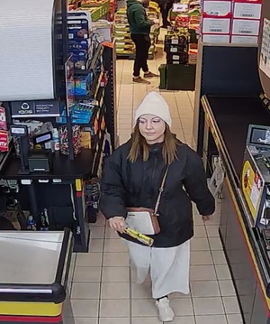 Na zdjęciu kobieta, której wizerunek został opisany w komunikacie