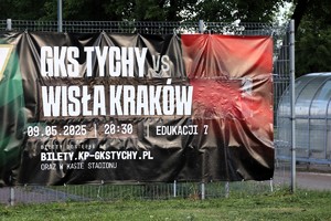 Na zdjęciu baner z informacjami na temat meczu pomiędzy GKS Tychy a Wisła Kraków
