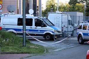 Na zdjęciu oznakowany radiowóz policyjny na ulicy podczas zabezpieczenia imprezy