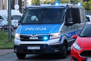 Na zdjęciu oznakowany radiowóz policyjny na ulicy podczas zabezpieczenia imprezy
