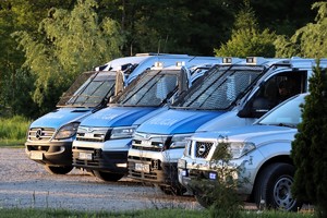 Na zdjęciu oznakowane radiowozy policyjny na parkingu podczas zabezpieczenia imprezy