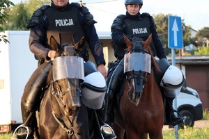 Na zdjęciu patrol konny