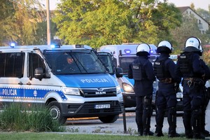 Na zdjęciu oznakowane radiowozy policyjne oraz policjanci z oddziałów prewencji.