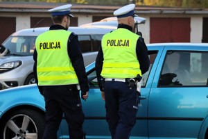 Na zdjęciu policjanci ruchu drogowego przy samochodzie