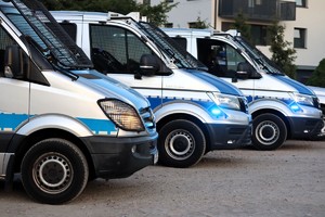 Na zdjęciu oznakowane radiowozy policyjne.