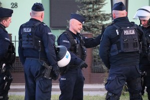 Na zdjęciu umundurowani policjanci