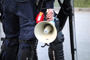 Na zdjęciu megafon trzymany przez policjanta.
