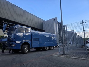 Na zdjęciu policyjna armatka wodna
