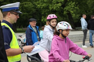 Funkcjonariusze egzaminujący dzieci