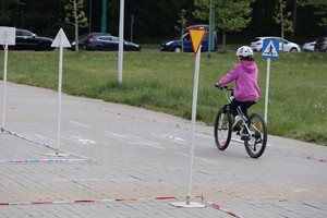 Funkcjonariusze egzaminujący dzieci