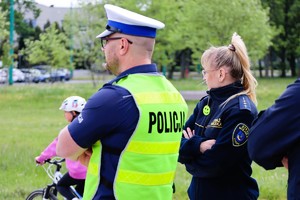 Funkcjonariusze egzaminujący dzieci