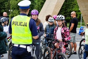 Funkcjonariusze egzaminujący dzieci