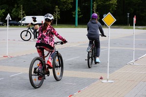 Funkcjonariusze egzaminujący dzieci