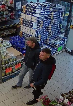 wizerunki mężczyzn podejrzewanych o dokonanie przestępstwa