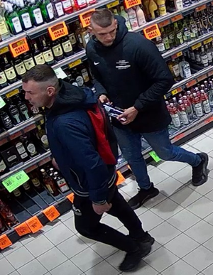 wizerunki mężczyzn podejrzewanych o dokonanie przestępstwa