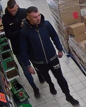 wizerunki mężczyzn podejrzewanych o dokonanie przestępstwa