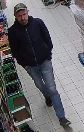wizerunki mężczyzn podejrzewanych o dokonanie przestępstwa