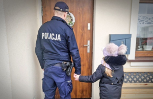policjant z dzieckiem