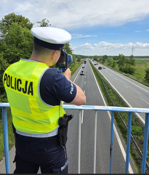 policjant dokonujący pomiar