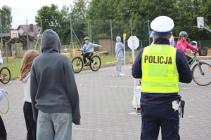 dzieci z policjantem