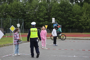 policjant z dziećmi