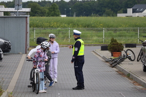 zdjęcie policjanta z dziećmi